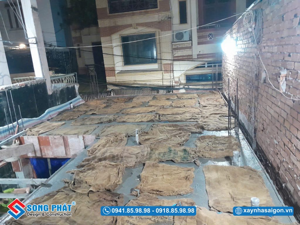 Bao che, tưới ẩm bảo dưỡng bê tông sàn 