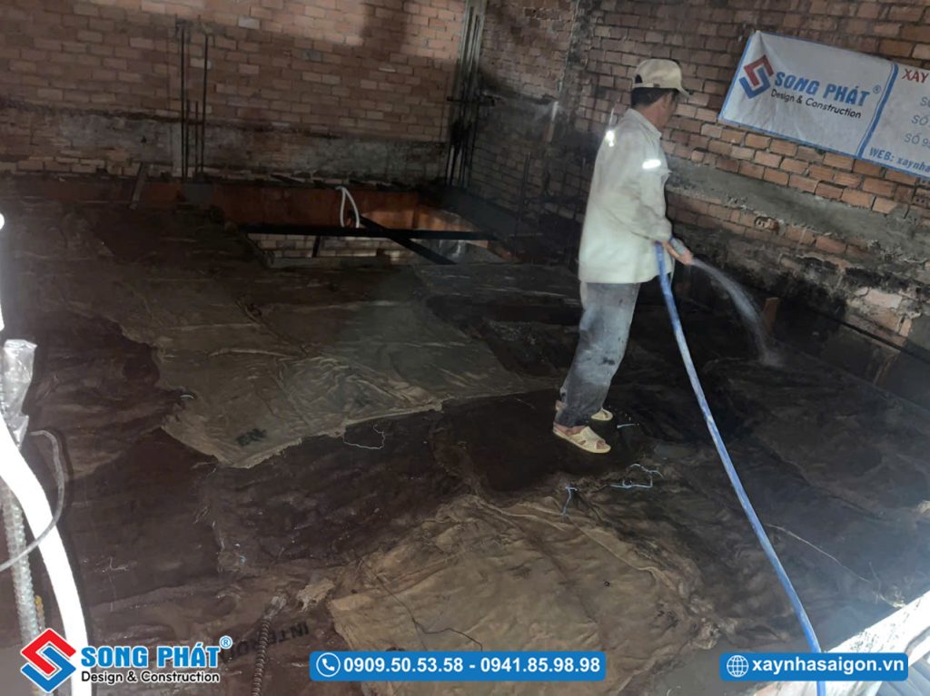 Bao che, tưới ẩm bảo dưỡng bê tông sàn 
