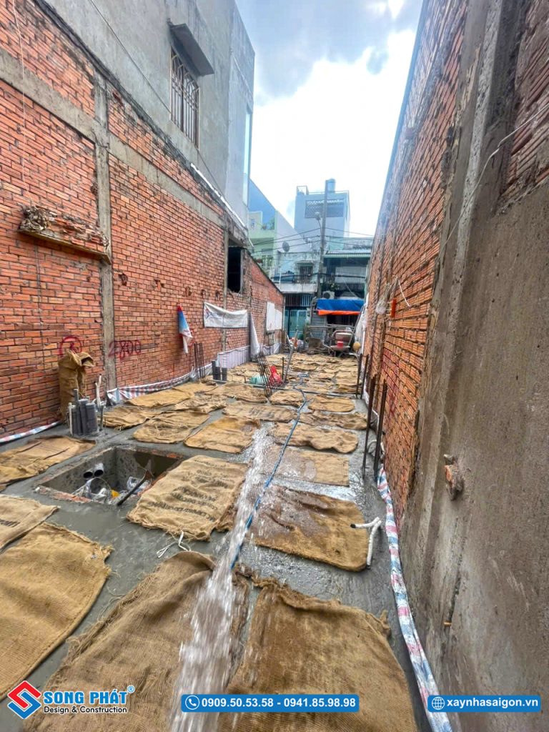 Bao che, tưới ẩm bảo dưỡng bê tông sàn 