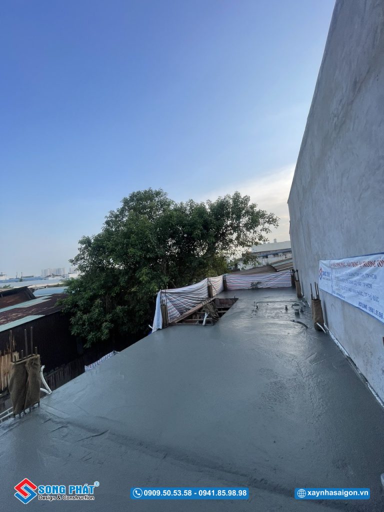 Đổ bê tông sàn lầu 1