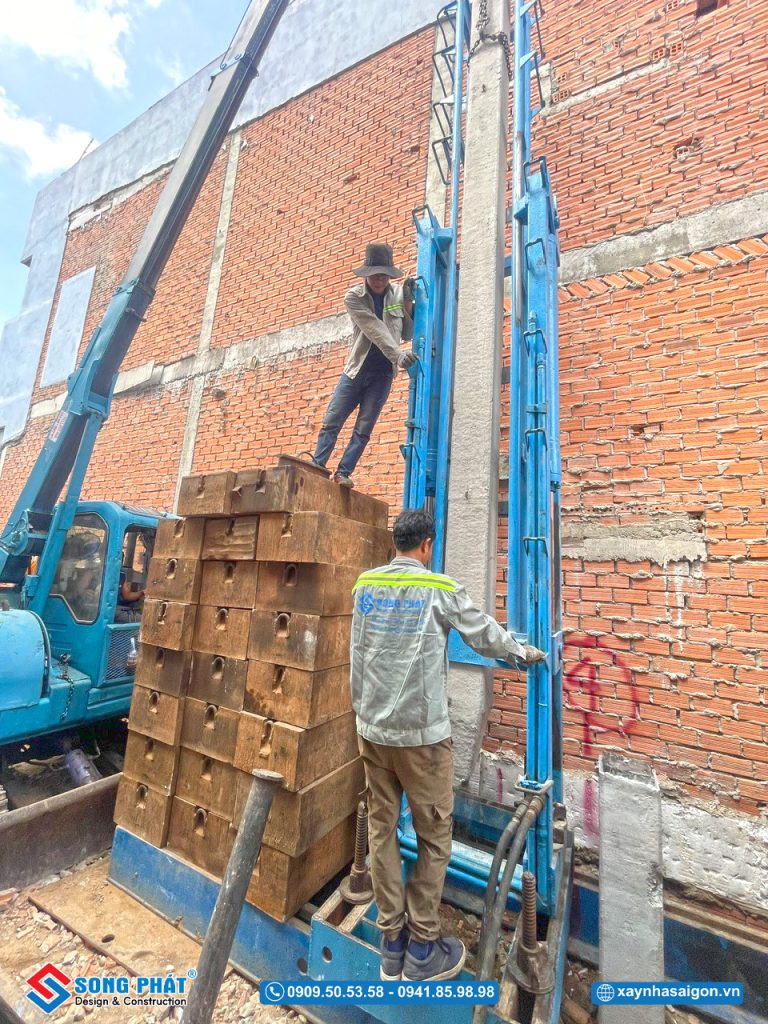 6/3 Thi công ép cọc tải cho ngôi nhà