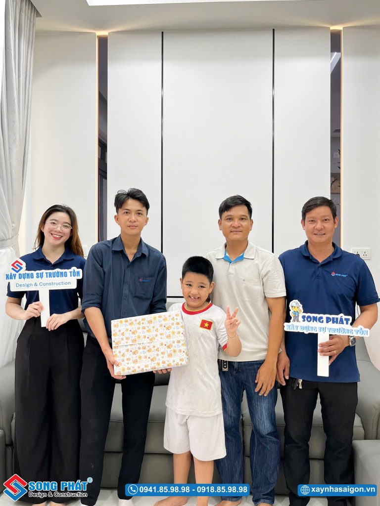 Đội ngũ Song Phát đến bàn giao và tặng quà cho gia đình anh Trơn