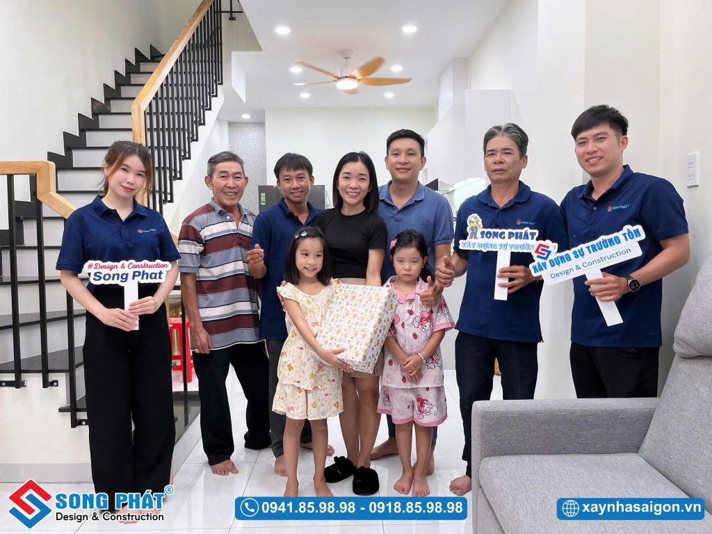 Đội ngũ Song Phát đến bàn giao và tặng quà cho gia đình chị Điệp
