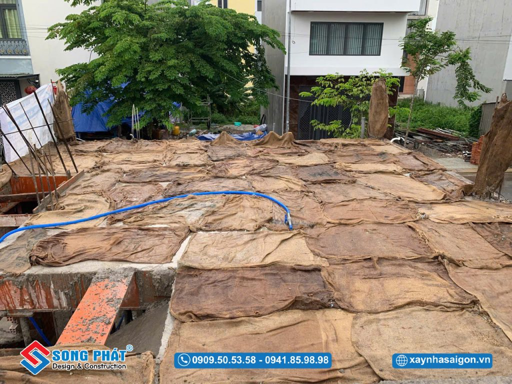 Bao che, tưới ẩm bảo dưỡng bê tông sàn 