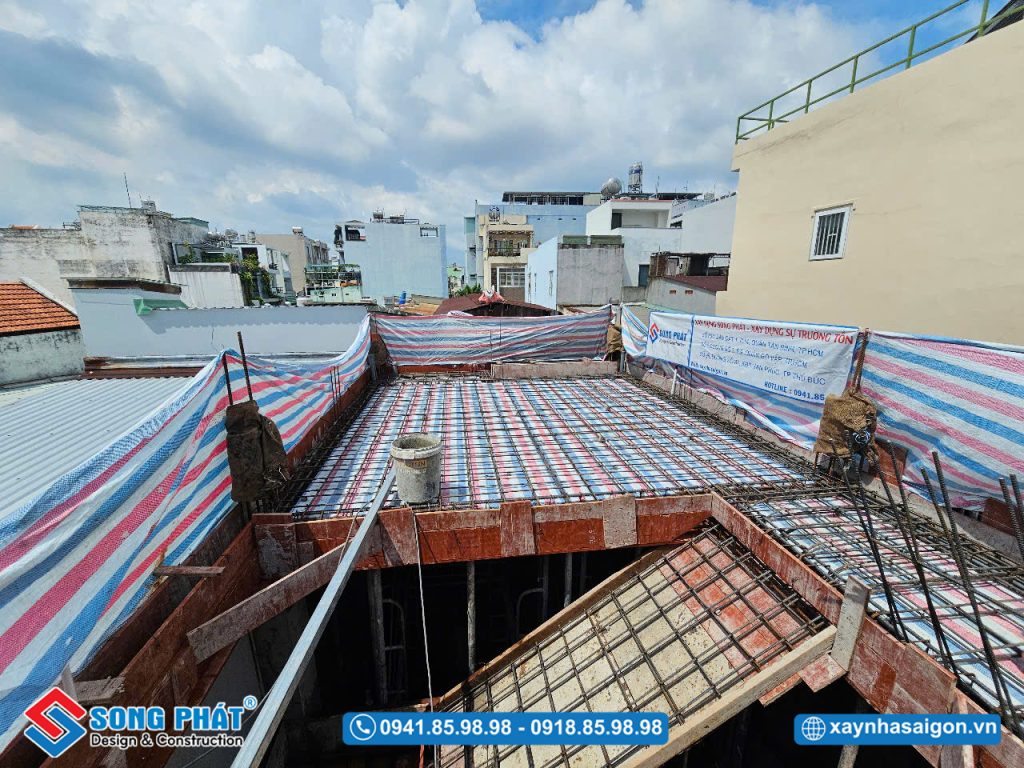 17/07 Đổ bê tông sàn lầu 2