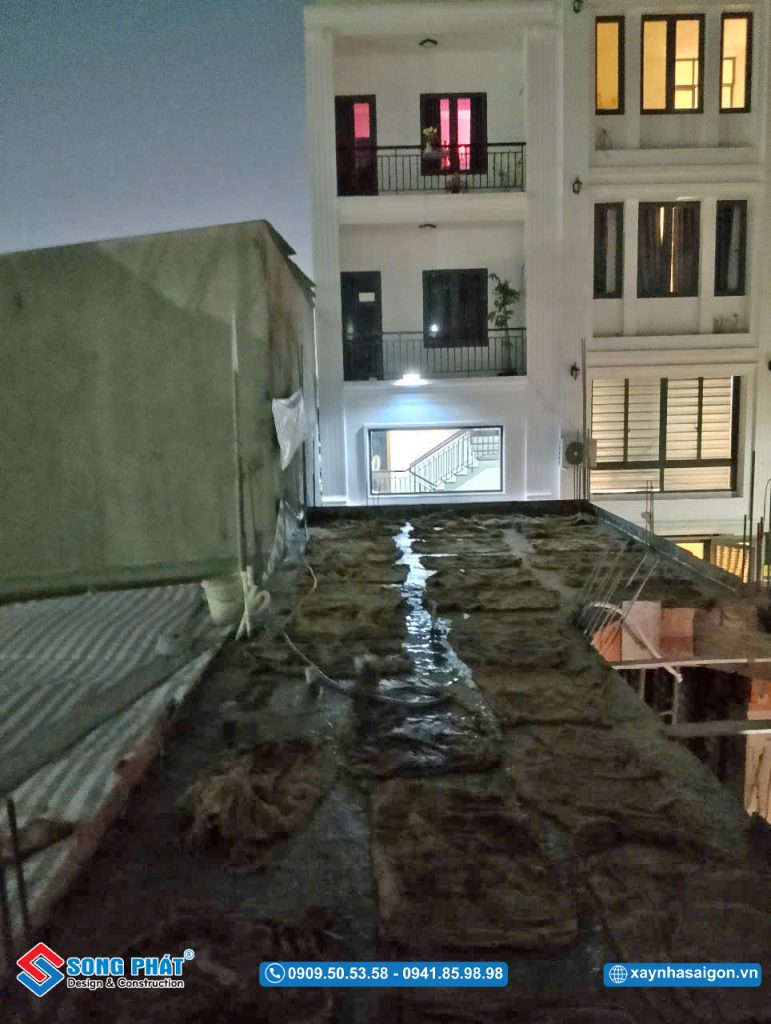 Bao che, tưới ẩm bảo dưỡng bê tông sàn 