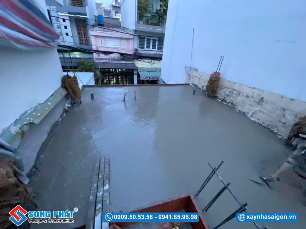 15/04 Đổ bê tông sàn lầu 1 