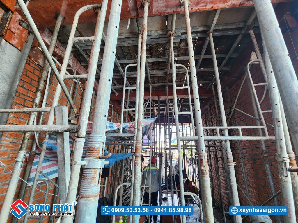 13/04 gia công lắp dựng coffa dầm sàn lầu 1 
