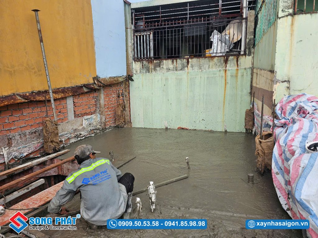 Hoàn thiện đổ bê tông sàn lầu 2 