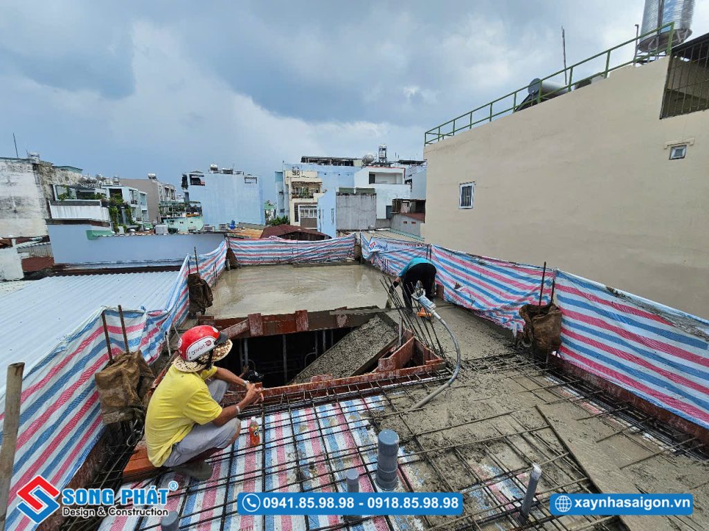 Hoàn thành đổ bê tông sàn lầu 2