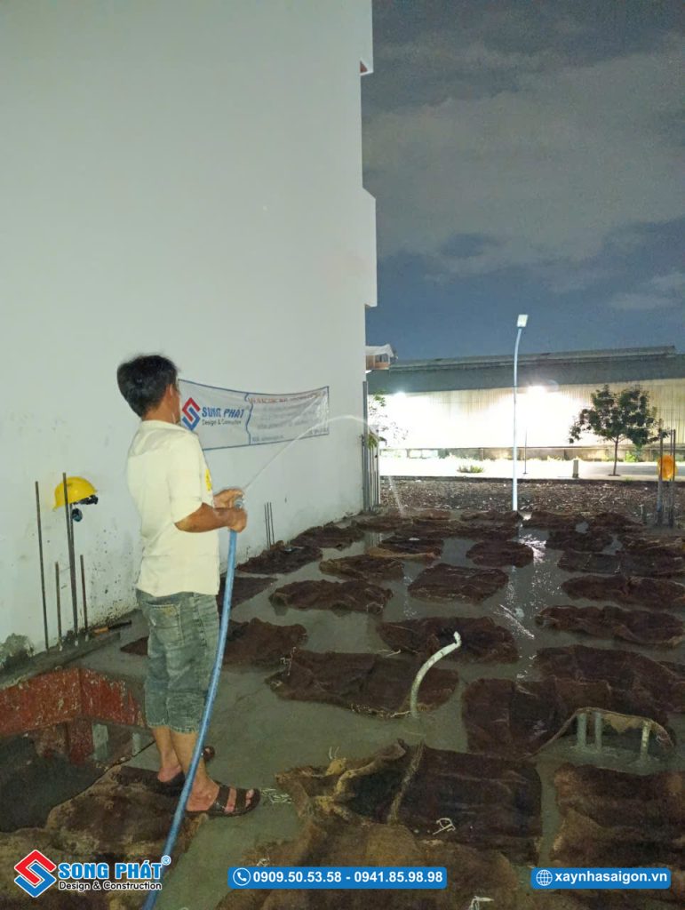 Bao che, tưới ẩm bảo dưỡng bê tông sàn 
