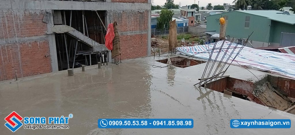 Hoàn thiện đổ bê tông sàn lầu 2
