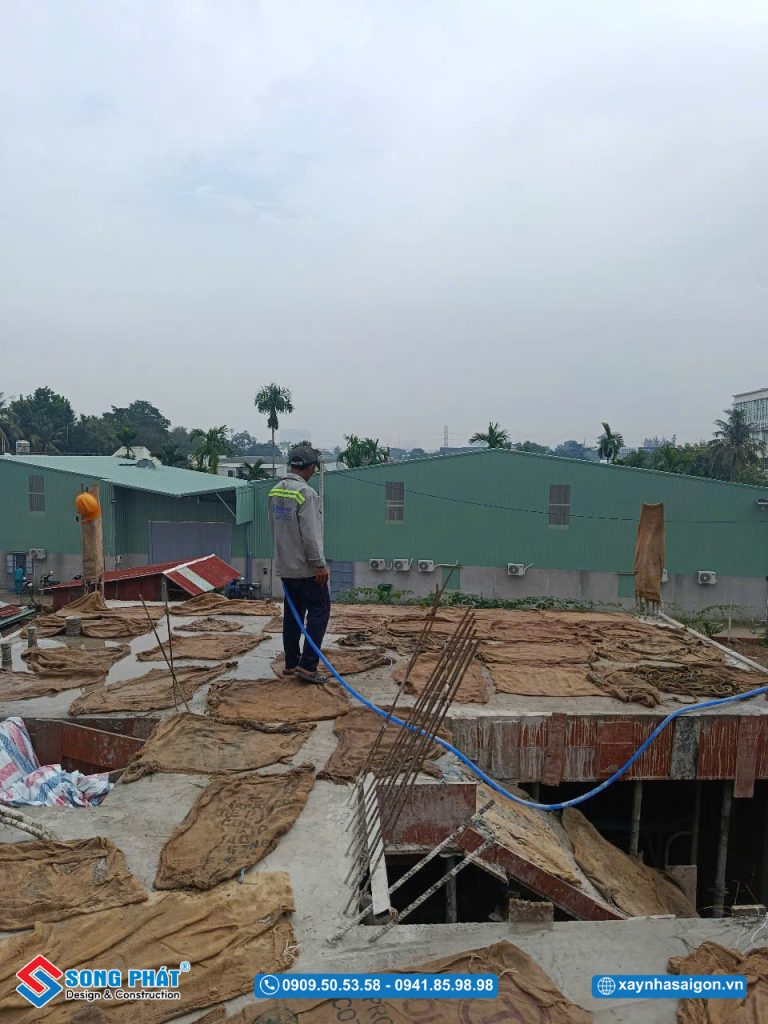 Bao che, tưới ẩm bảo dưỡng bê tông sàn