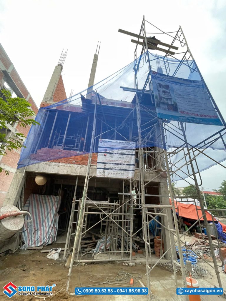 Mặt tiền ngôi nhà đang thi công