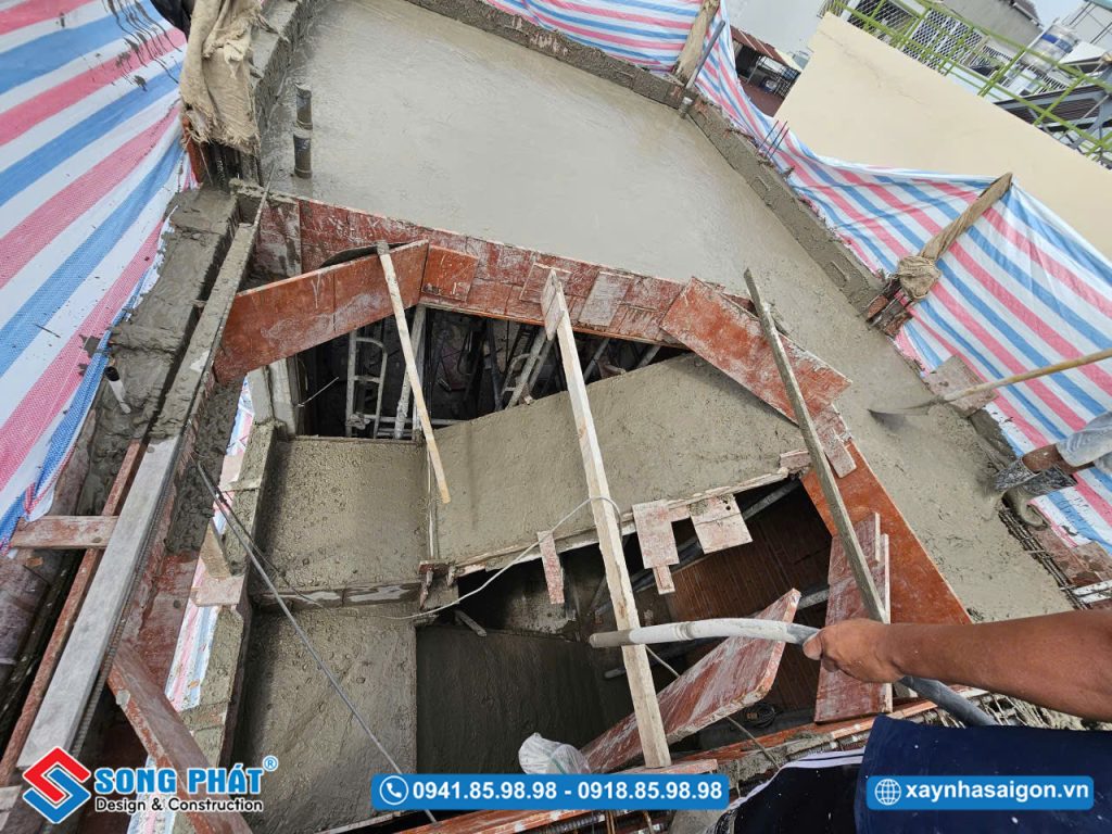 Hoàn thiện đổ bê tông sàn sân thượng 