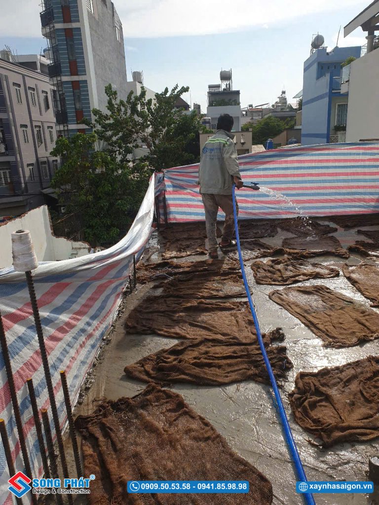 Bao che, tưới ẩm bảo dưỡng bê tông sàn 