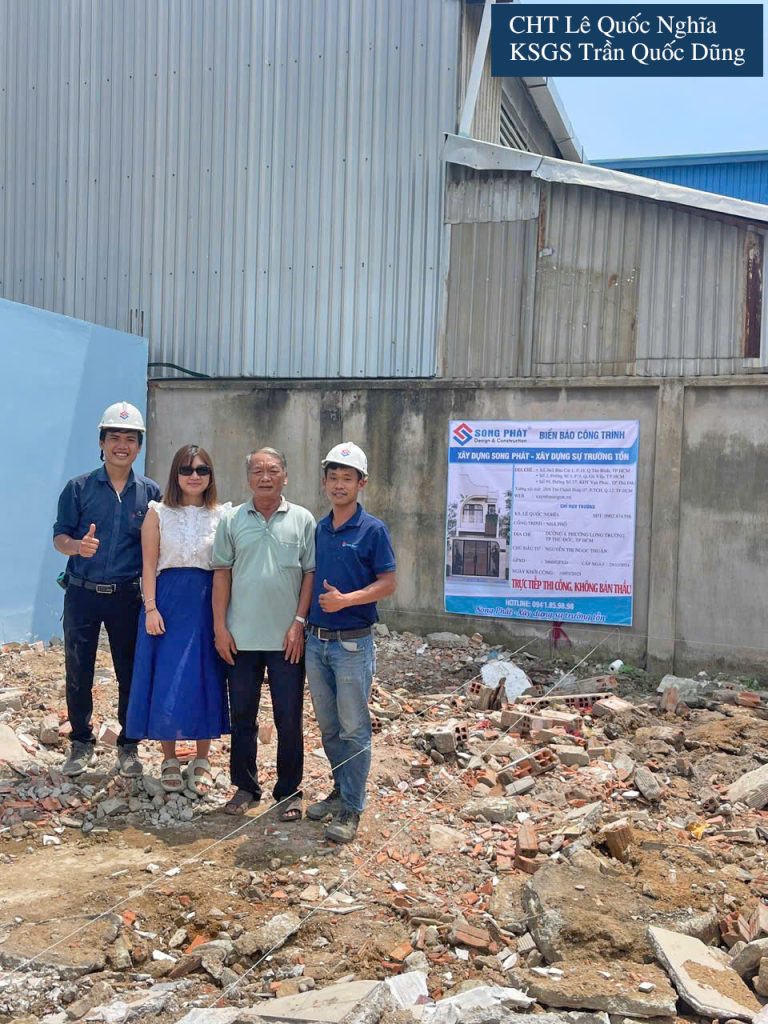 Gia đình chủ đầu tư cùng đội ngũ Song Phát trong ngày định vị khởi công công trình
