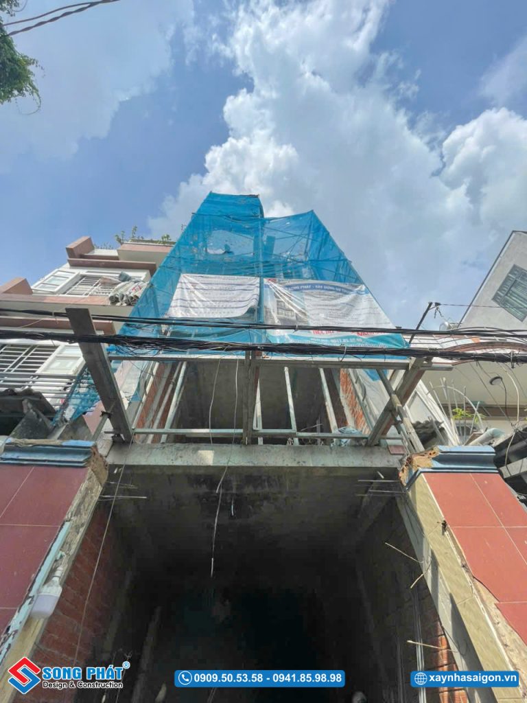 Mặt tiền ngôi nhà trong quá trình thi công 