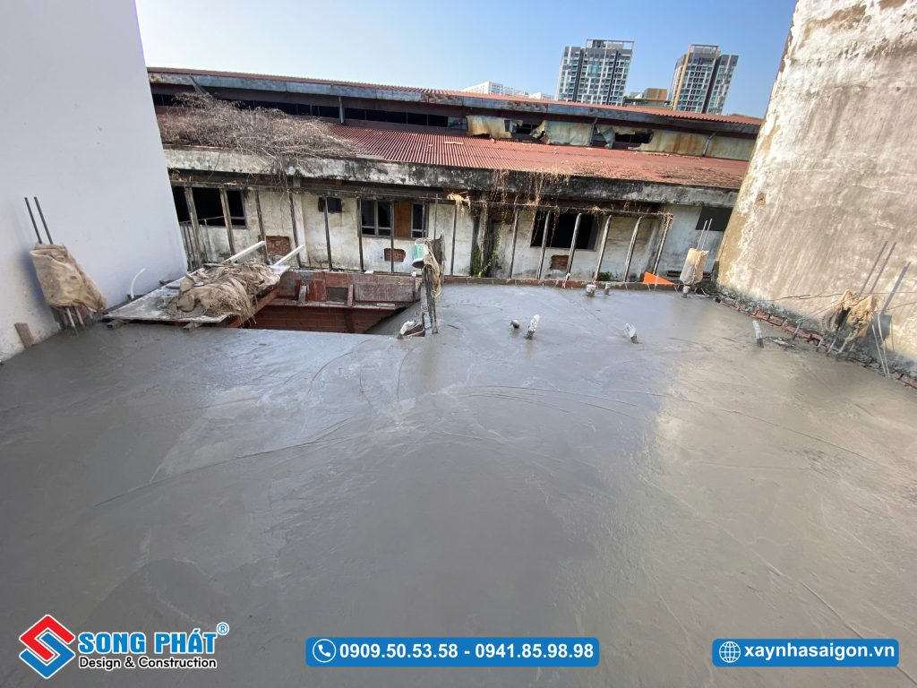 01/03 Đổ bê tông sàn lầu 1 