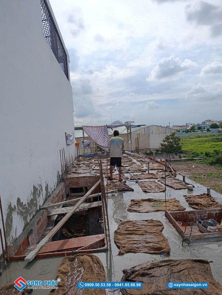 Tưới ẩm bảo dưỡng bê tông sàn 
