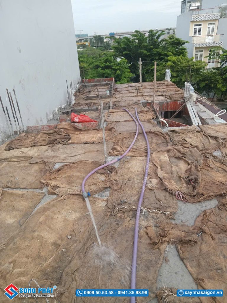 Bao che, tưới ẩm bảo dưỡng bê tông sàn 