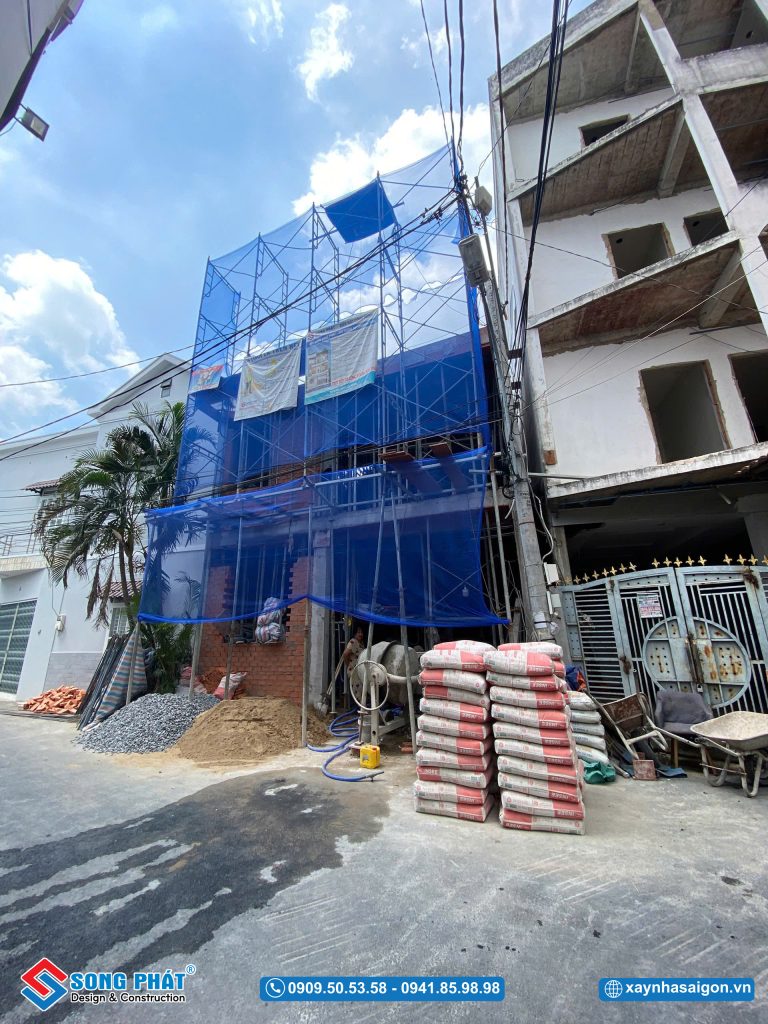 Mặt tiền ngôi nhà sau khi đổ bê tông sàn lầu 2