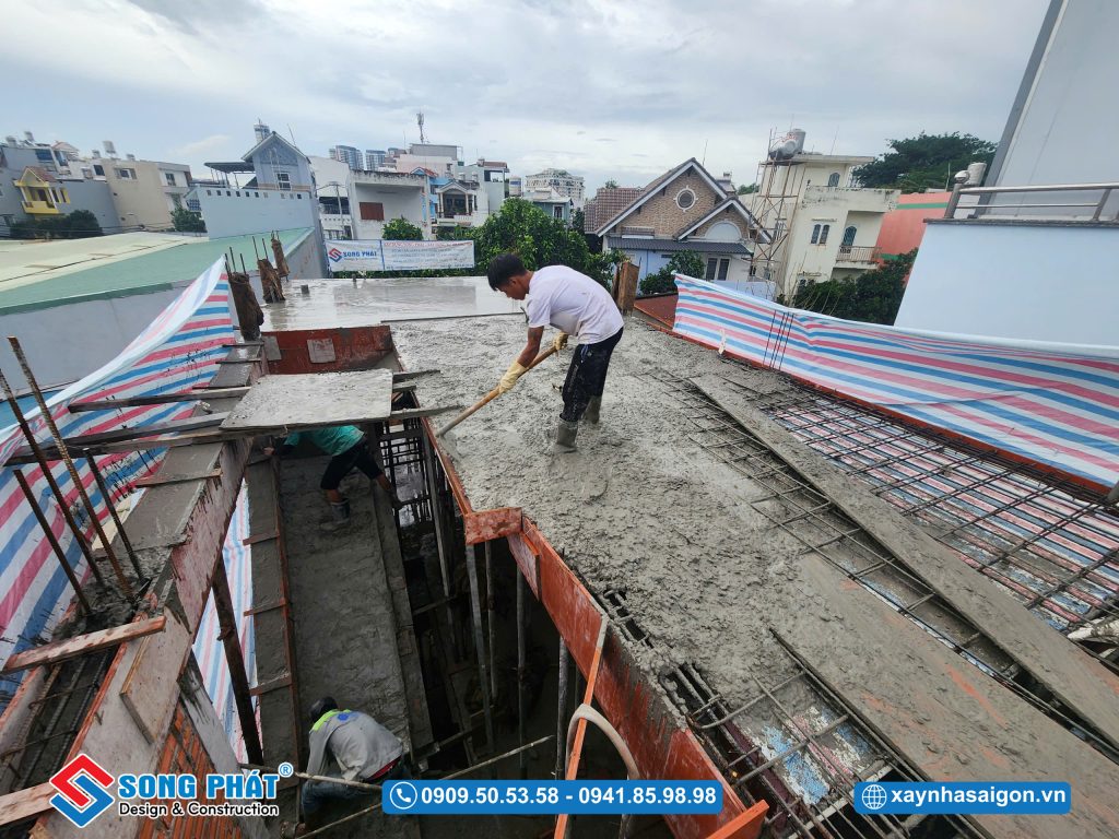 Đổ bê tông sàn lầu 2