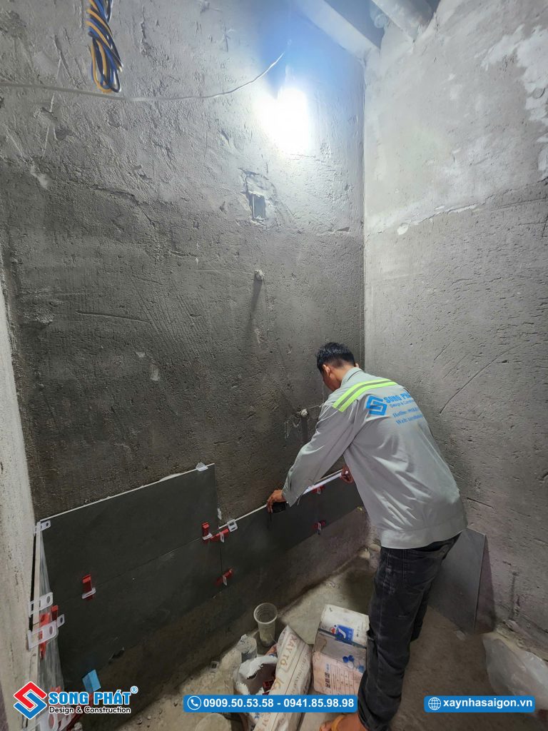 15/02 Ốp gạch WC lầu 1
