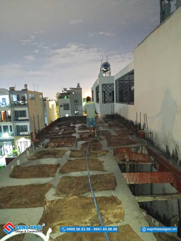 Bao che, tưới ẩm bảo dưỡng bê tông sàn 