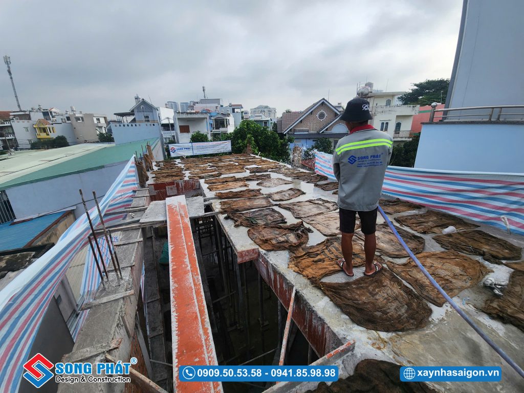 Bao che, tưới ẩm bảo dưỡng bê tông sàn 