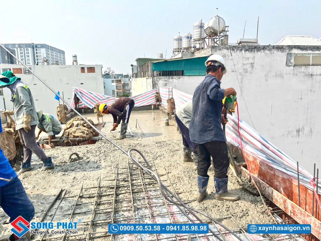 Đổ bê tông sàn sân thượng 
