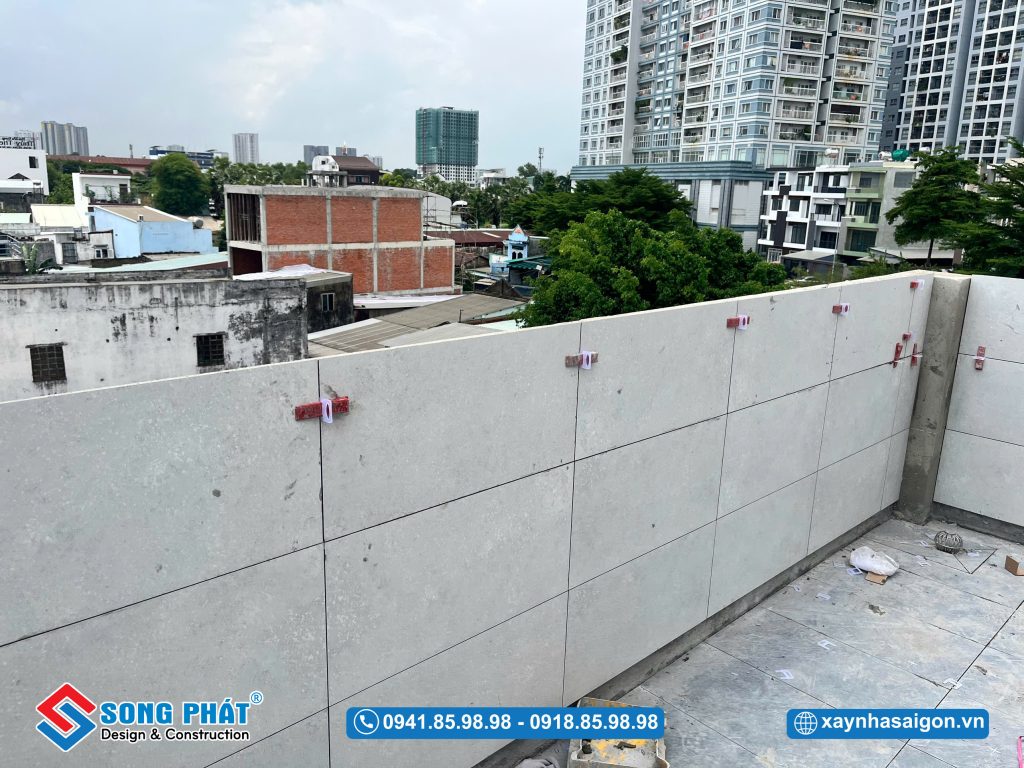 15/07 Ốp gạch tường sân thượng 