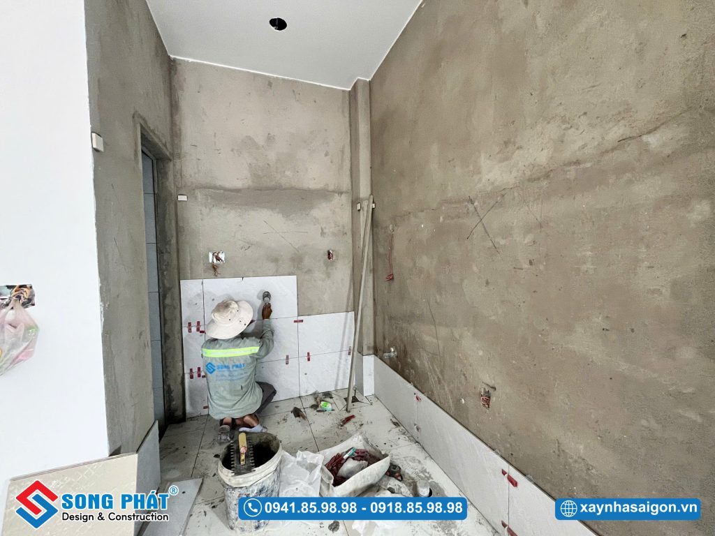 31/12 Ốp tường WC 1