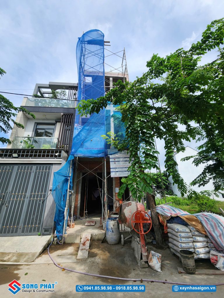 Mặt tiền nhà anh Vũ đang thi công
