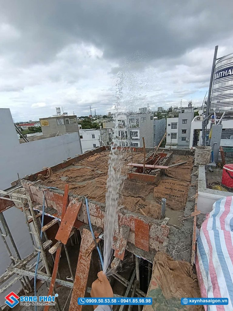 Bao che, tưới ẩm bảo dưỡng bê tông sàn 