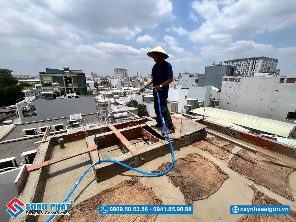 Bao che, tưới ẩm bảo dưỡng bê tông sàn 