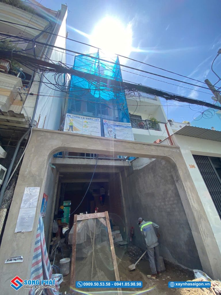 Mặt tiền ngôi nhà trong quá trình thi công