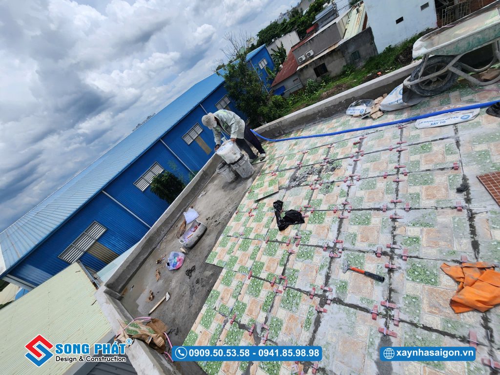 11/06 Ốp gạch sàn mái