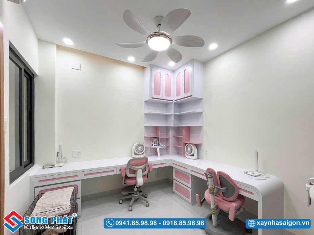 Phòng học cho con với tone trắng hồng theo sở thích của bé