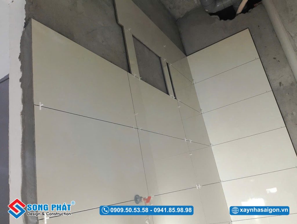 21/05 Ốp gạch tường WC lầu 1 + 2 