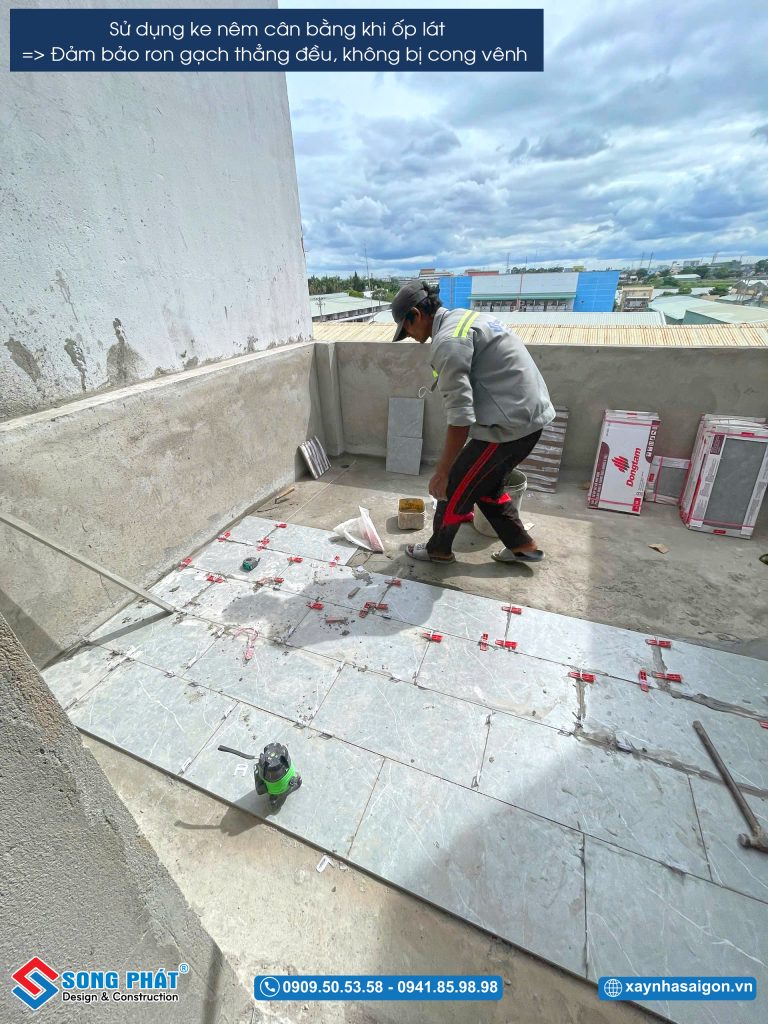 25/06 Lát gạch nền sân thượng 