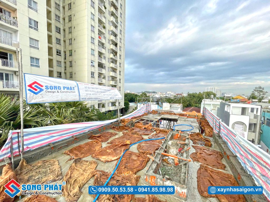 Bao che, tưới ẩm bảo dưỡng bê tông sàn 