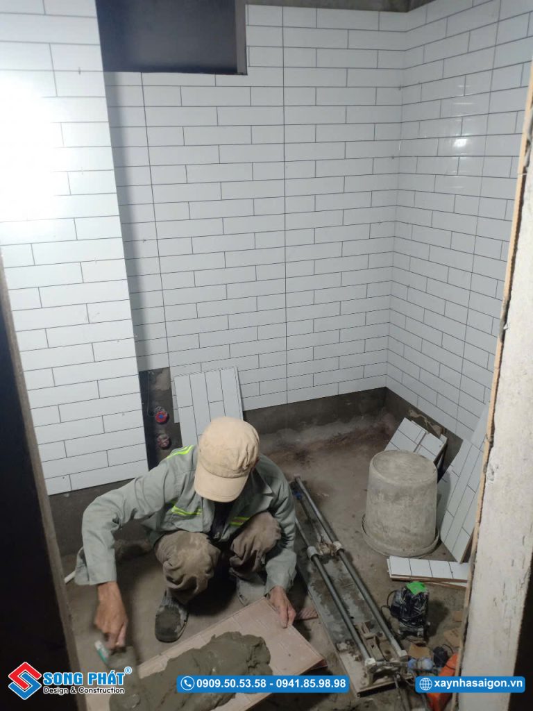 21/02 Ốp gạch WC lầu 1