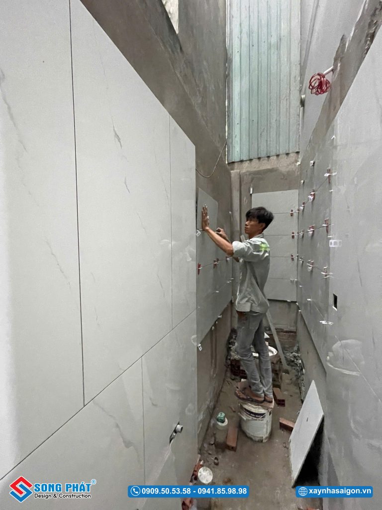 12/05 Ốp tường sân sau 