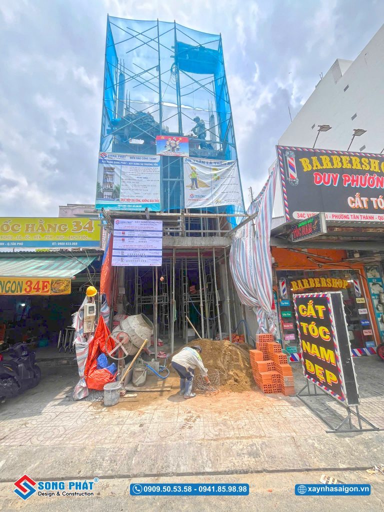 Mặt tiền ngôi nhà đang trong quá trình thi công