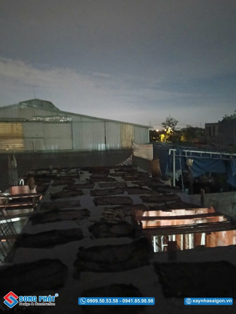 Bao che, tưới ẩm bảo dưỡng bê tông sàn