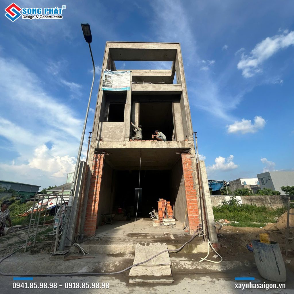 Mặt tiền ngôi nhà đang thi công