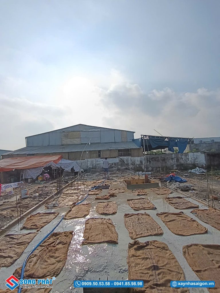 Bao che, tưới ẩm bảo dưỡng bê tông sàn