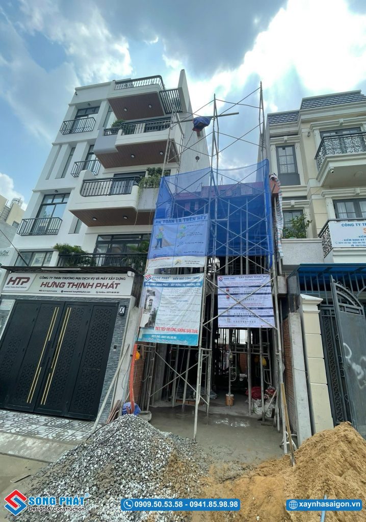 Mặt tiền ngôi nhà trong quá trình thi công
