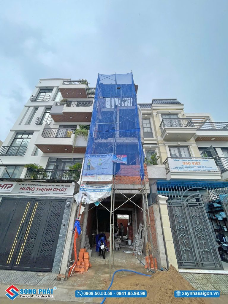 Mặt tiền ngôi nhà trong quá trình thi công